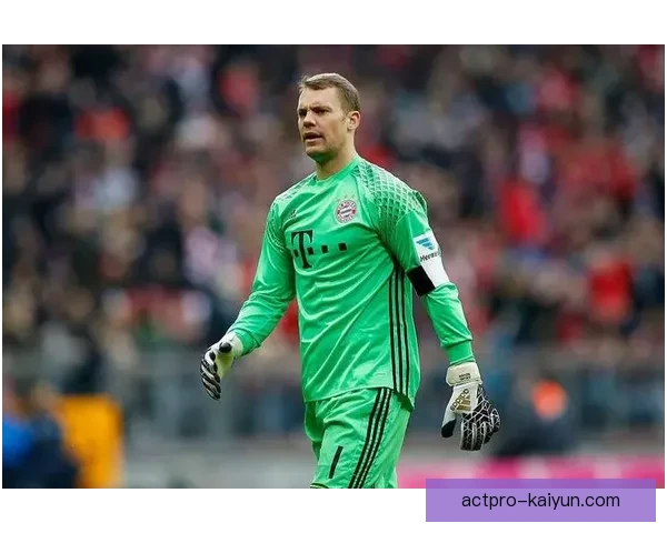 诺伊尔训练方式引发关注，展现其持续提升的职业精神与足球素养